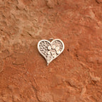 Herz-Anhänger mit Pfote aus 925er Silber – handgefertigter Talisman für die Liebe zu Tieren, Skulpturenschmuck im Boho- und rustikalen Stil | Art Diva