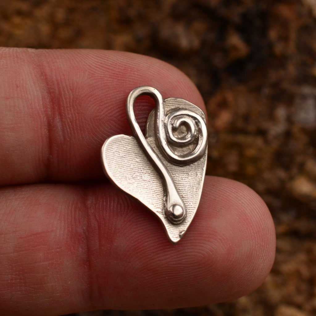 „Herz und Spirale“ – Anhänger aus 925er Silber, Talisman für Liebe und einen Neuanfang, Skulpturenschmuck im Boho- und rustikalen Stil | Art Diva