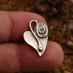 „Herz und Spirale“ – Anhänger aus 925er Silber, Talisman für Liebe und einen Neuanfang, Skulpturenschmuck im Boho- und rustikalen Stil | Art Diva