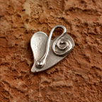 „Herz und Spirale“ – Anhänger aus 925er Silber, Talisman für Liebe und einen Neuanfang, Skulpturenschmuck im Boho- und rustikalen Stil | Art Diva