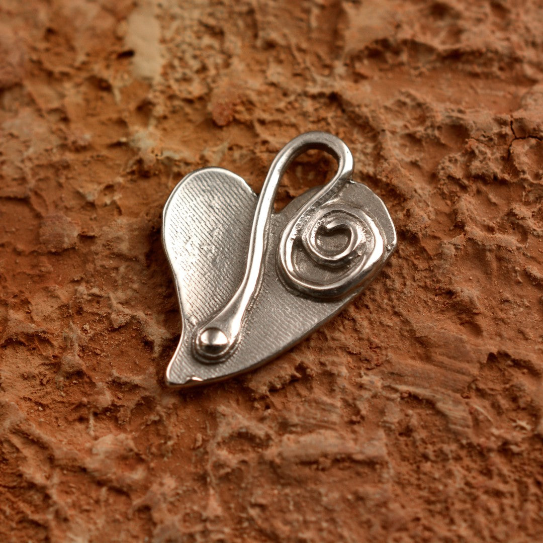 „Herz und Spirale“ – Anhänger aus 925er Silber, Talisman für Liebe und einen Neuanfang, Skulpturenschmuck im Boho- und rustikalen Stil | Art Diva