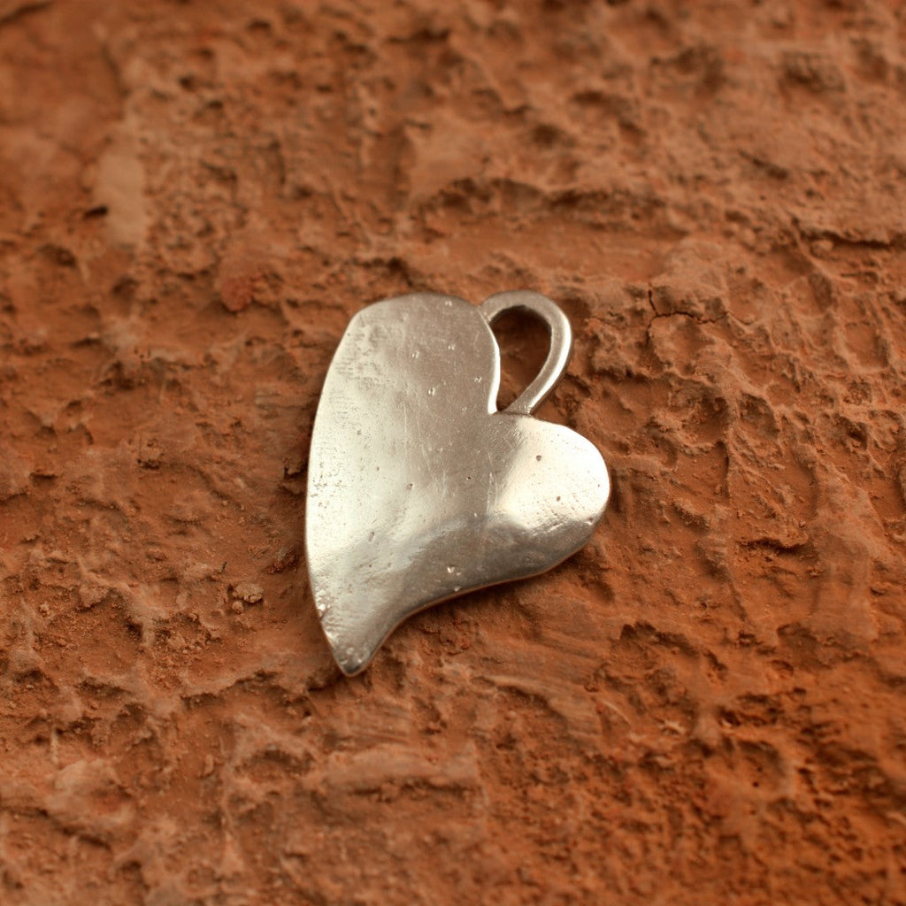 „Herz und Spirale“ – Anhänger aus 925er Silber, Talisman für Liebe und einen Neuanfang, Skulpturenschmuck im Boho- und rustikalen Stil | Art Diva