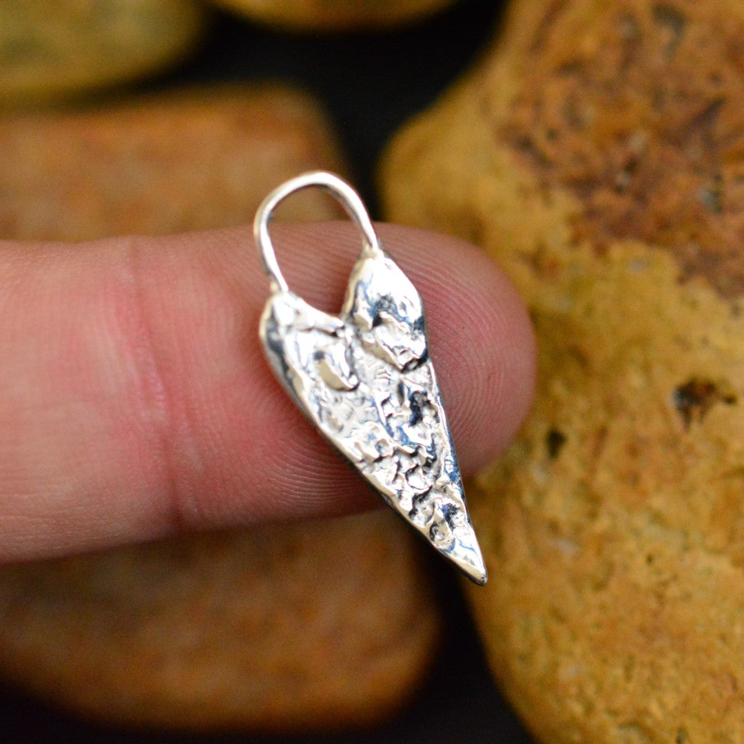 Länglicher Herz-Anhänger aus 925er Silber – Talisman für Liebe und Verbundenheit, handgefertigt im Boho- und rustikalen Stil | Art Diva