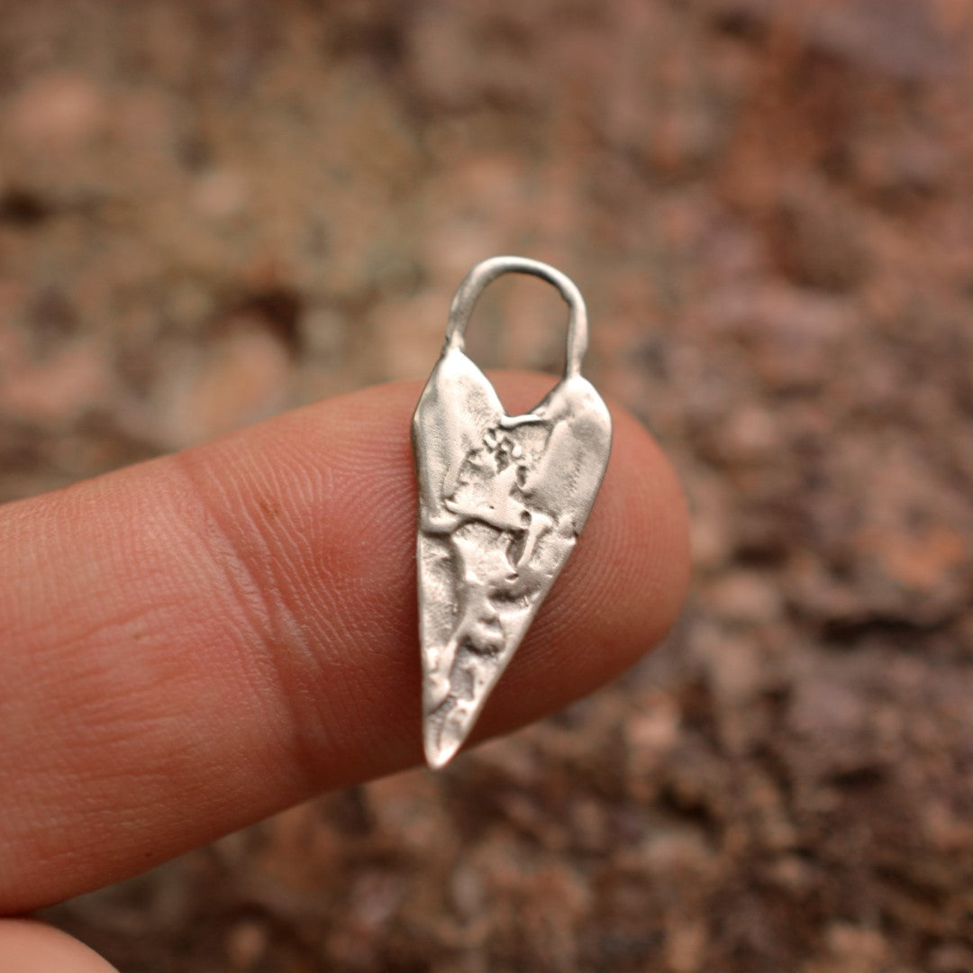 „Längliches Herz“-Anhänger aus 925er Silber – Talisman für Liebe, künstlerisches Schmuckstück im Boho- und rustikalen Stil, Symbol für Verbundenheit | Art Diva