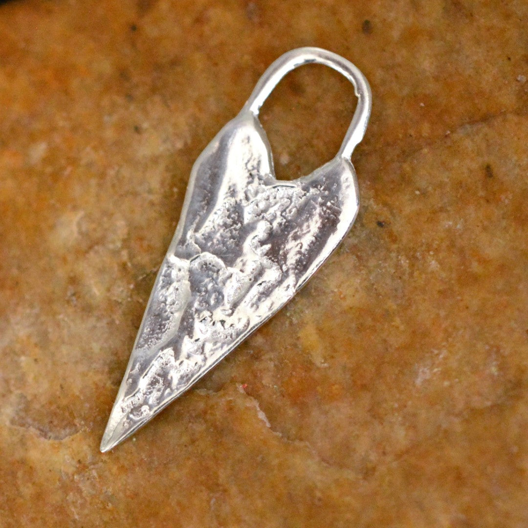 Länglicher Herz-Anhänger aus 925er Silber – Talisman für Liebe und Verbundenheit, handgefertigt im Boho- und rustikalen Stil | Art Diva