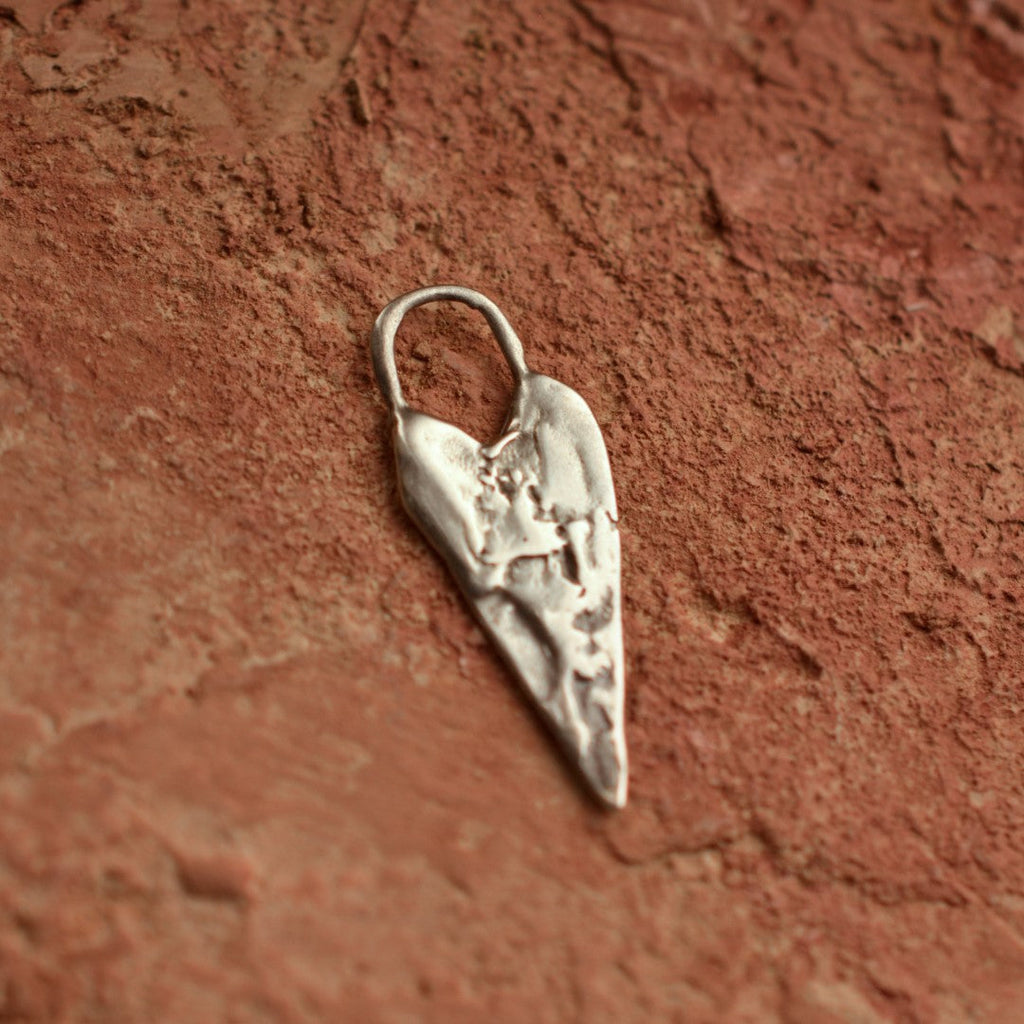 „Längliches Herz“-Anhänger aus 925er Silber – Talisman für Liebe, künstlerisches Schmuckstück im Boho- und rustikalen Stil, Symbol für Verbundenheit | Art Diva
