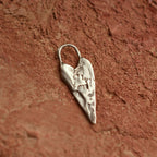 „Längliches Herz“-Anhänger aus 925er Silber – Talisman für Liebe, künstlerisches Schmuckstück im Boho- und rustikalen Stil, Symbol für Verbundenheit | Art Diva
