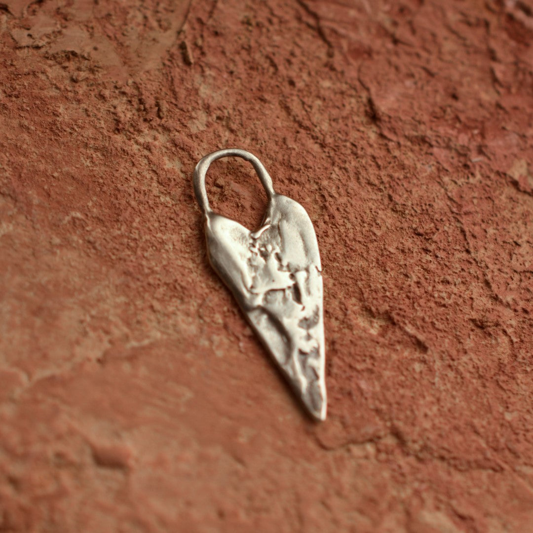„Längliches Herz“-Anhänger aus 925er Silber – Talisman für Liebe, künstlerisches Schmuckstück im Boho- und rustikalen Stil, Symbol für Verbundenheit | Art Diva