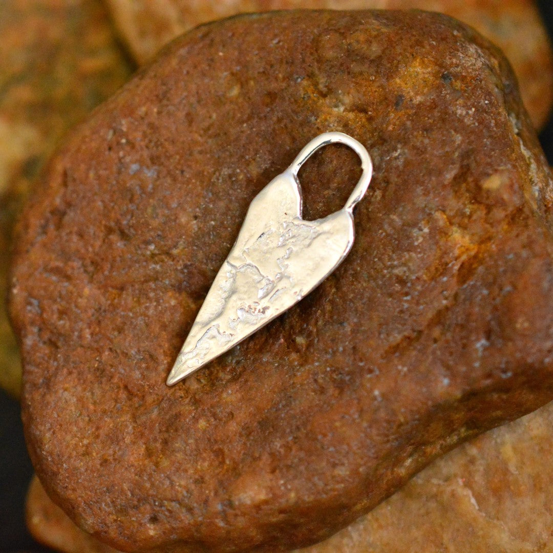 Länglicher Herz-Anhänger aus 925er Silber – Talisman für Liebe und Verbundenheit, handgefertigt im Boho- und rustikalen Stil | Art Diva