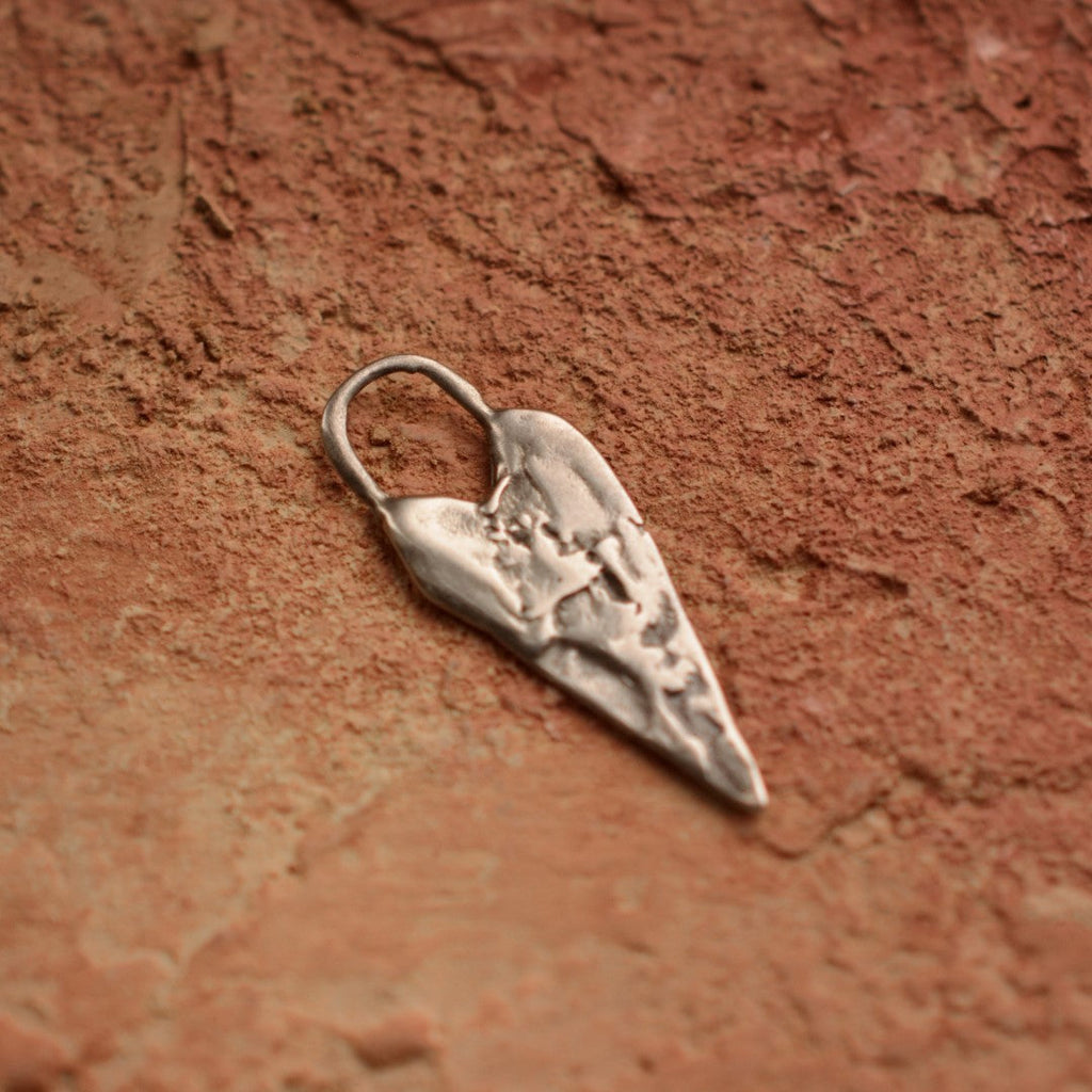 „Längliches Herz“-Anhänger aus 925er Silber – Talisman für Liebe, künstlerisches Schmuckstück im Boho- und rustikalen Stil, Symbol für Verbundenheit | Art Diva