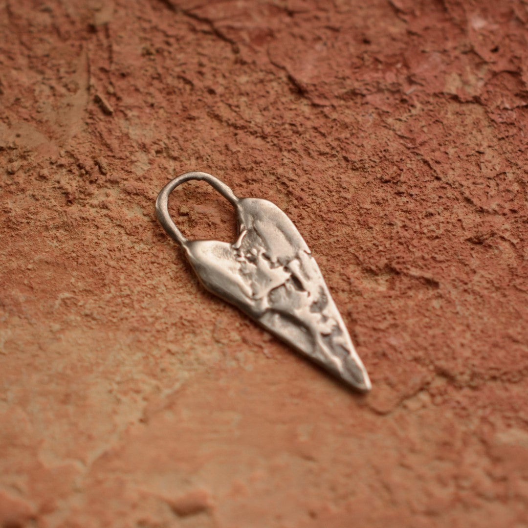 „Längliches Herz“-Anhänger aus 925er Silber – Talisman für Liebe, künstlerisches Schmuckstück im Boho- und rustikalen Stil, Symbol für Verbundenheit | Art Diva