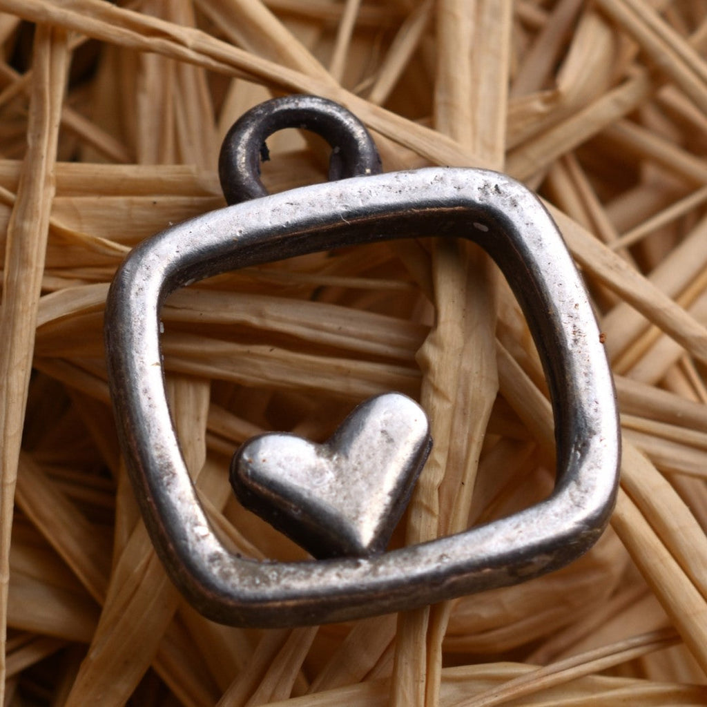 Herz-im-Quadrat-Anhänger aus 925er Silber – teilweise oxidiert im Vintage-Stil, handgefertigter Talisman für Liebe und Ausgeglichenheit, Skulpturenschmuck im Boho- und rustikalen Stil | Art Diva