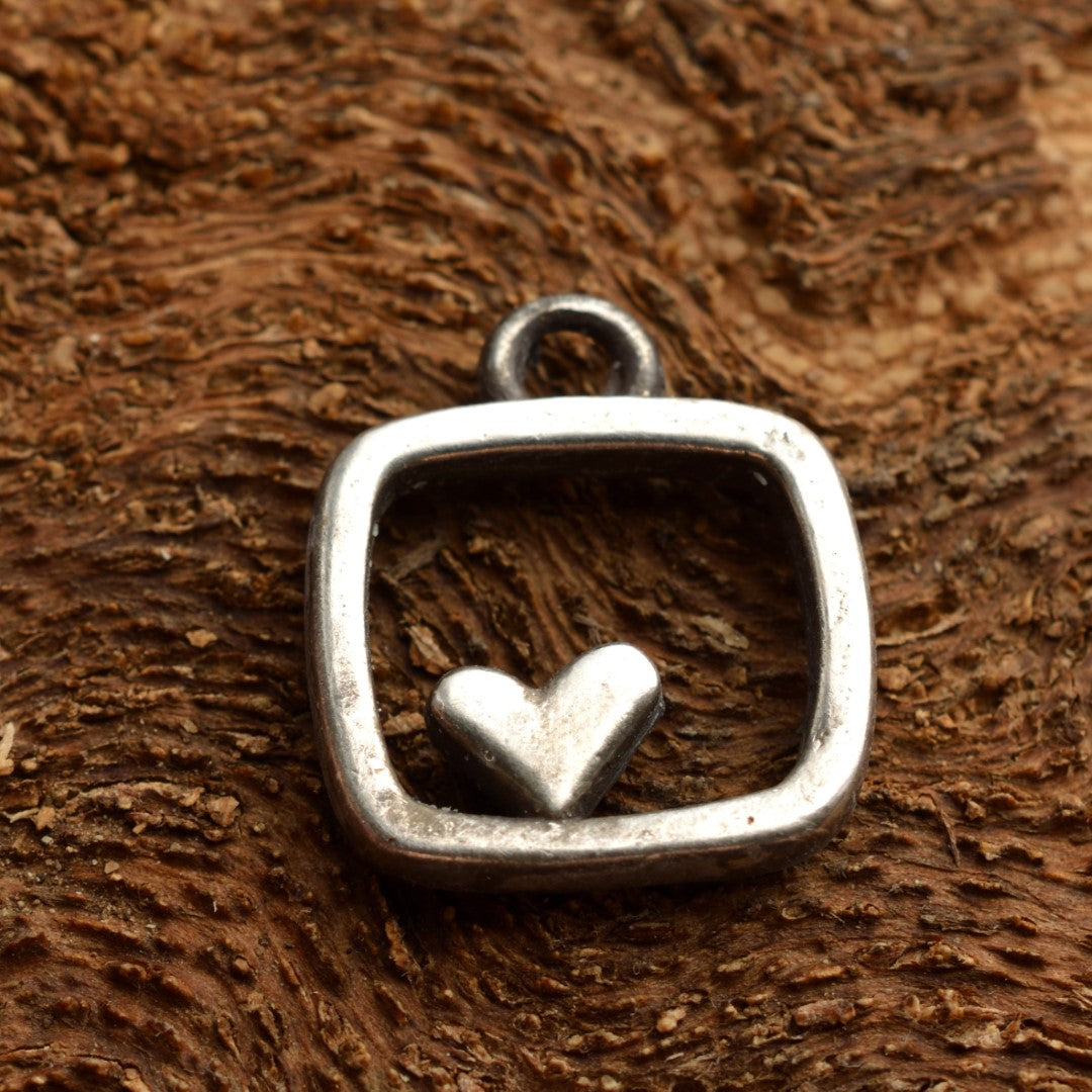 Herz-im-Quadrat-Anhänger aus 925er Silber – teilweise oxidiert im Vintage-Stil, handgefertigter Talisman für Liebe und Ausgeglichenheit, Skulpturenschmuck im Boho- und rustikalen Stil | Art Diva