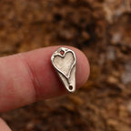 „Herz“ – handgefertigter Anhänger aus 925er Silber, Amulett für Liebe und Schutz, Skulpturenschmuck im Boho- und rustikalen Stil | Art Diva