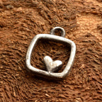 Herz-im-Quadrat-Anhänger aus 925er Silber – teilweise oxidiert im Vintage-Stil, handgefertigter Talisman für Liebe und Ausgeglichenheit, Skulpturenschmuck im Boho- und rustikalen Stil | Art Diva