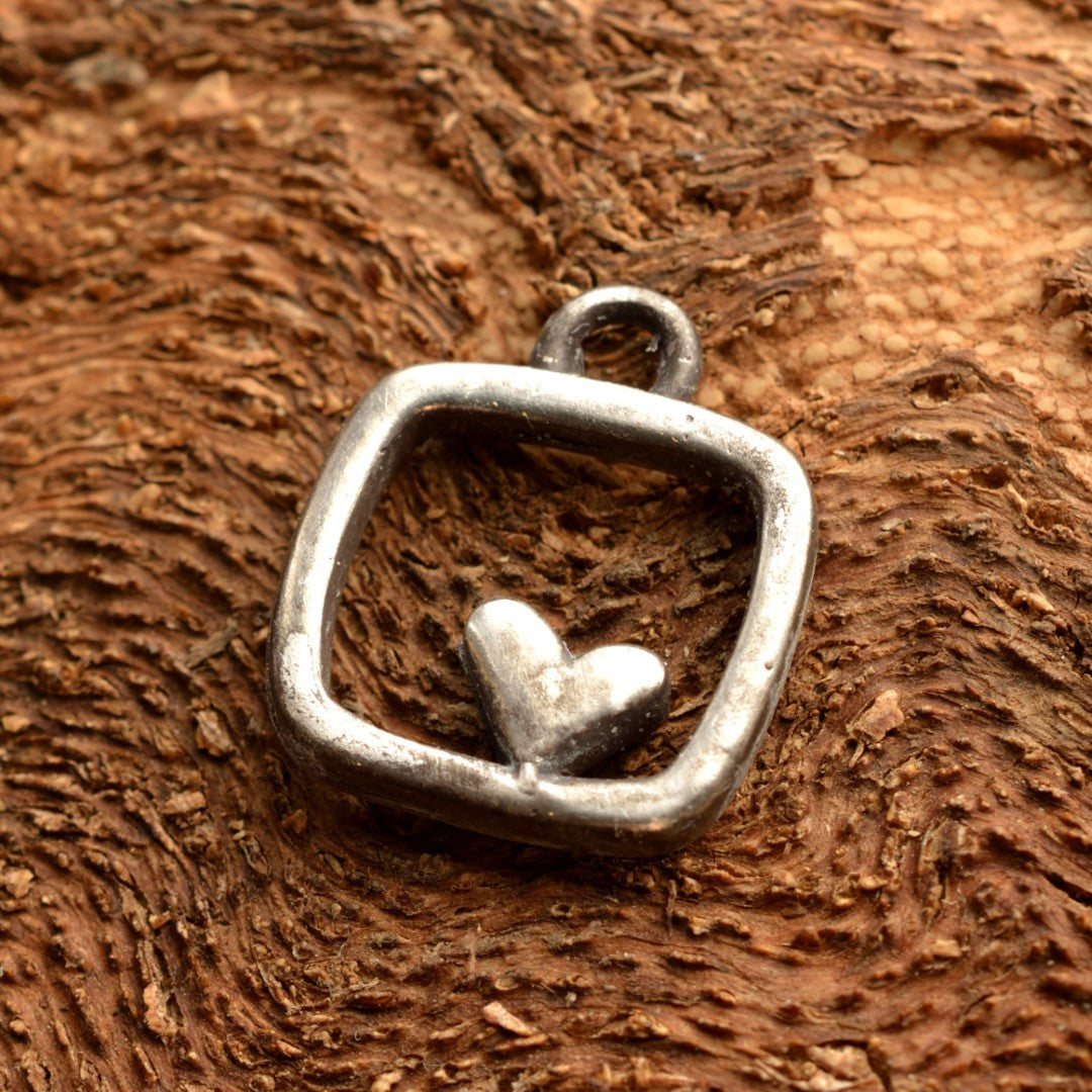 Herz-im-Quadrat-Anhänger aus 925er Silber – teilweise oxidiert im Vintage-Stil, handgefertigter Talisman für Liebe und Ausgeglichenheit, Skulpturenschmuck im Boho- und rustikalen Stil | Art Diva
