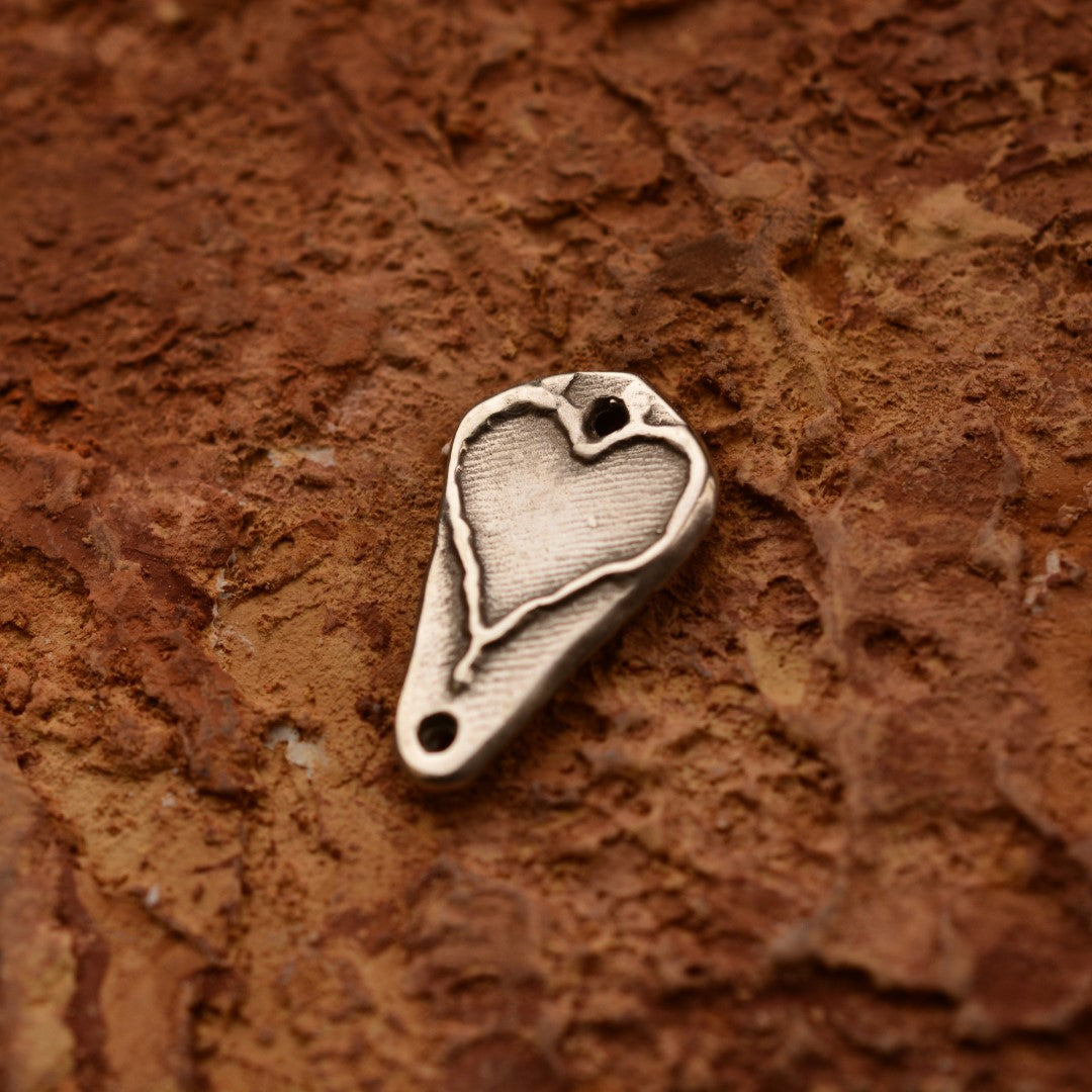 „Herz“ – handgefertigter Anhänger aus 925er Silber, Amulett für Liebe und Schutz, Skulpturenschmuck im Boho- und rustikalen Stil | Art Diva