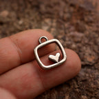 Herz-im-Quadrat-Anhänger aus 925er Silber – teilweise oxidiert im Vintage-Stil, handgefertigter Talisman für Liebe und Ausgeglichenheit, Skulpturenschmuck im Boho- und rustikalen Stil | Art Diva