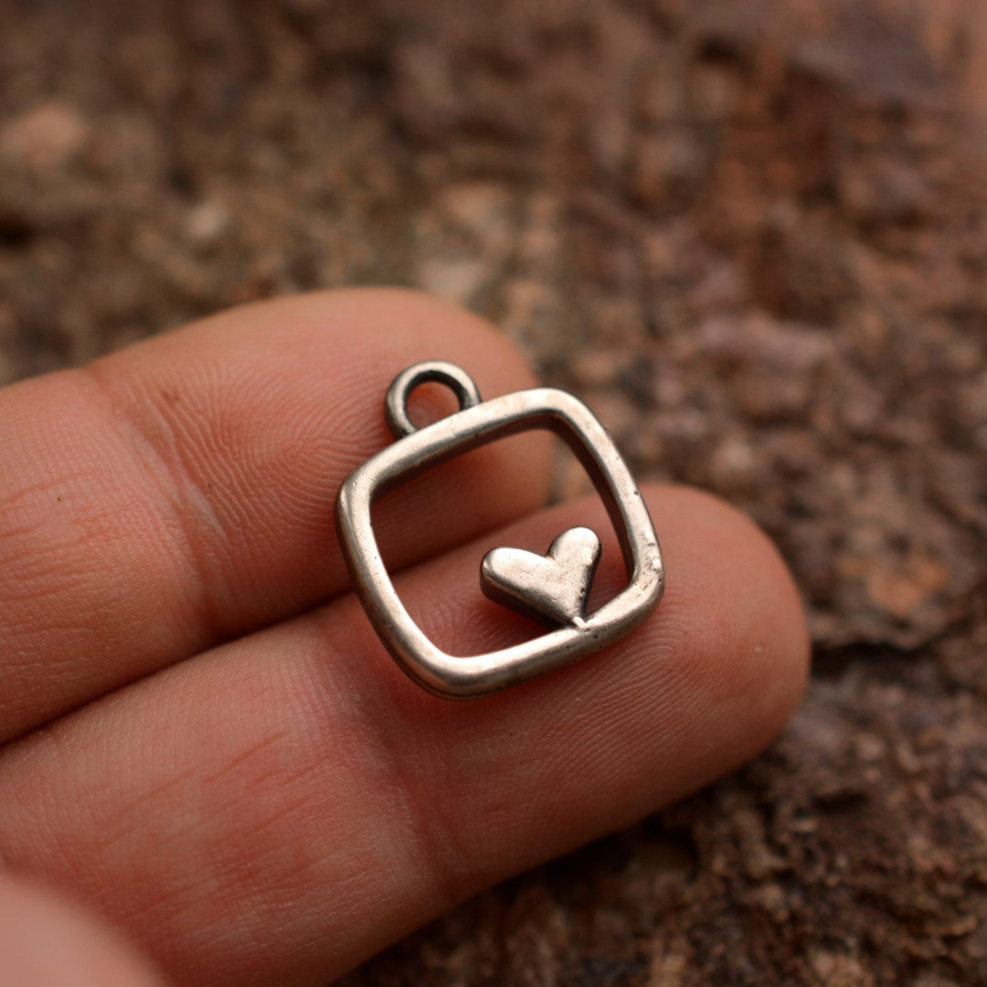Herz-im-Quadrat-Anhänger aus 925er Silber – teilweise oxidiert im Vintage-Stil, handgefertigter Talisman für Liebe und Ausgeglichenheit, Skulpturenschmuck im Boho- und rustikalen Stil | Art Diva