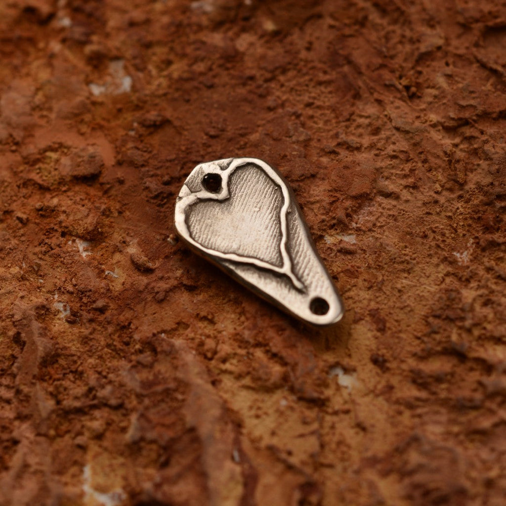 „Herz“ – handgefertigter Anhänger aus 925er Silber, Amulett für Liebe und Schutz, Skulpturenschmuck im Boho- und rustikalen Stil | Art Diva