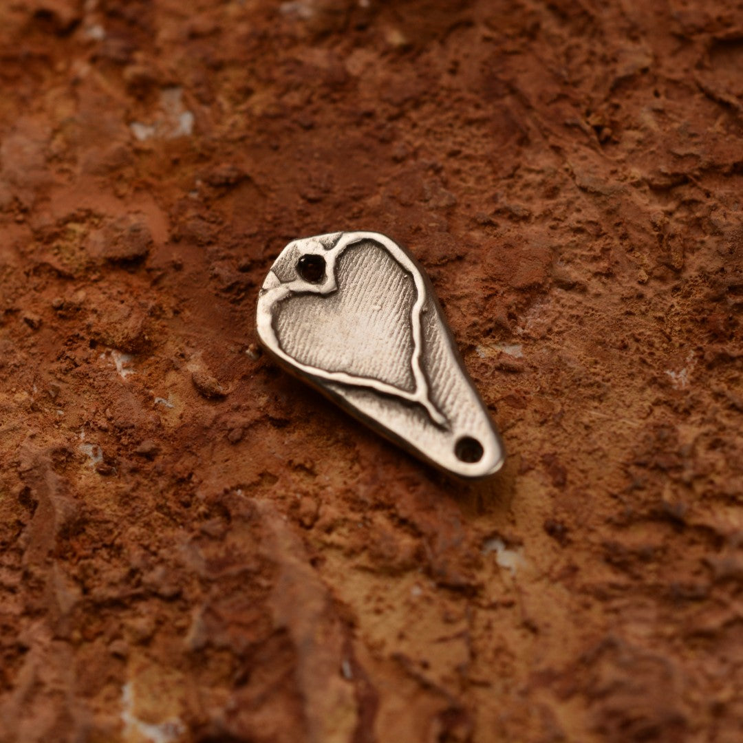 „Herz“ – handgefertigter Anhänger aus 925er Silber, Amulett für Liebe und Schutz, Skulpturenschmuck im Boho- und rustikalen Stil | Art Diva