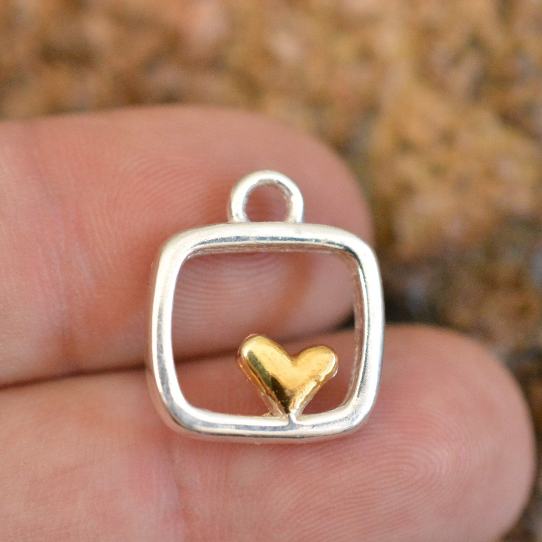 „Herz im Quadrat“ – handgefertigter Anhänger aus 925er Silber mit goldfarbenen Akzenten, Talisman für Liebe und Ausgeglichenheit, Skulpturenschmuck im Boho- und rustikalen Stil | Art Diva