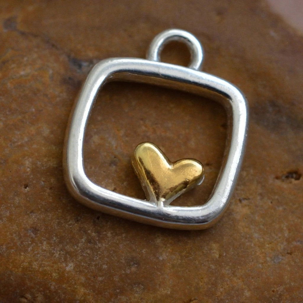 „Herz im Quadrat“ – handgefertigter Anhänger aus 925er Silber mit goldfarbenen Akzenten, Talisman für Liebe und Ausgeglichenheit, Skulpturenschmuck im Boho- und rustikalen Stil | Art Diva