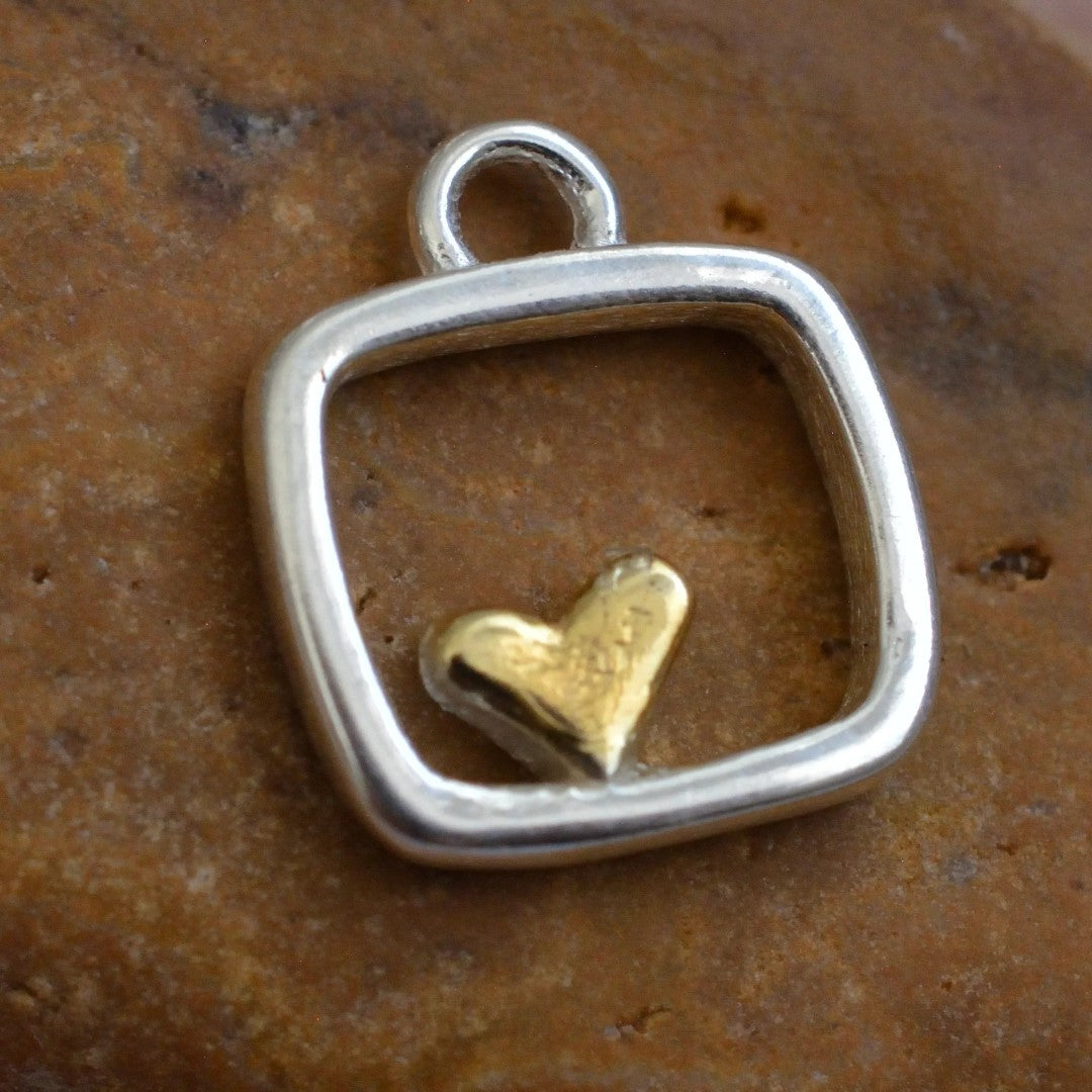 „Herz im Quadrat“ – handgefertigter Anhänger aus 925er Silber mit goldfarbenen Akzenten, Talisman für Liebe und Ausgeglichenheit, Skulpturenschmuck im Boho- und rustikalen Stil | Art Diva