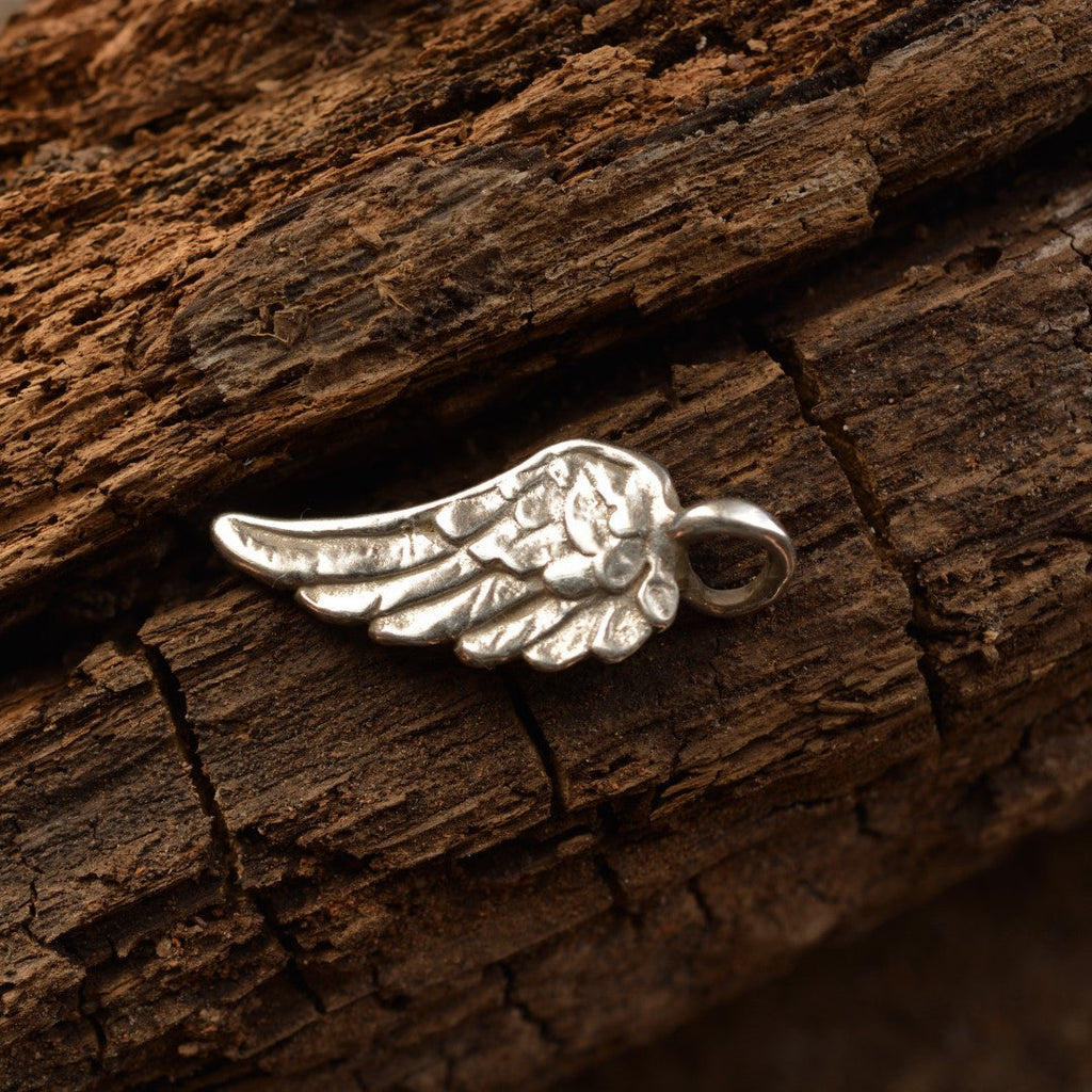 Engelsflügel-Anhänger aus 925er Silber – handgefertigter Talisman für Schutz und Hoffnung, Skulpturenschmuck im Boho- und rustikalen Stil | Art Diva