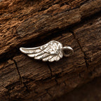 Engelsflügel-Anhänger aus 925er Silber – handgefertigter Talisman für Schutz und Hoffnung, Skulpturenschmuck im Boho- und rustikalen Stil | Art Diva