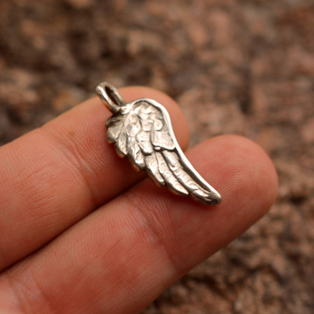 Engelsflügel-Anhänger aus 925er Silber – handgefertigter Talisman für Schutz und Hoffnung, Skulpturenschmuck im Boho- und rustikalen Stil | Art Diva
