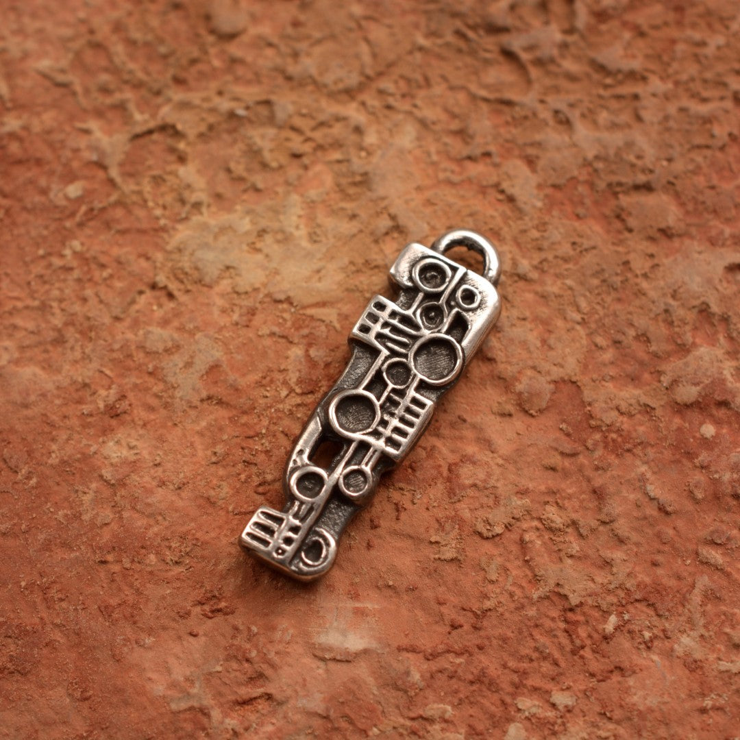 „Puls“ – handgefertigter Anhänger aus 925er Silber, künstlerischer Skulpturenschmuck für Kraft und Rhythmus im Boho- und rustikalen Stil | Art Diva