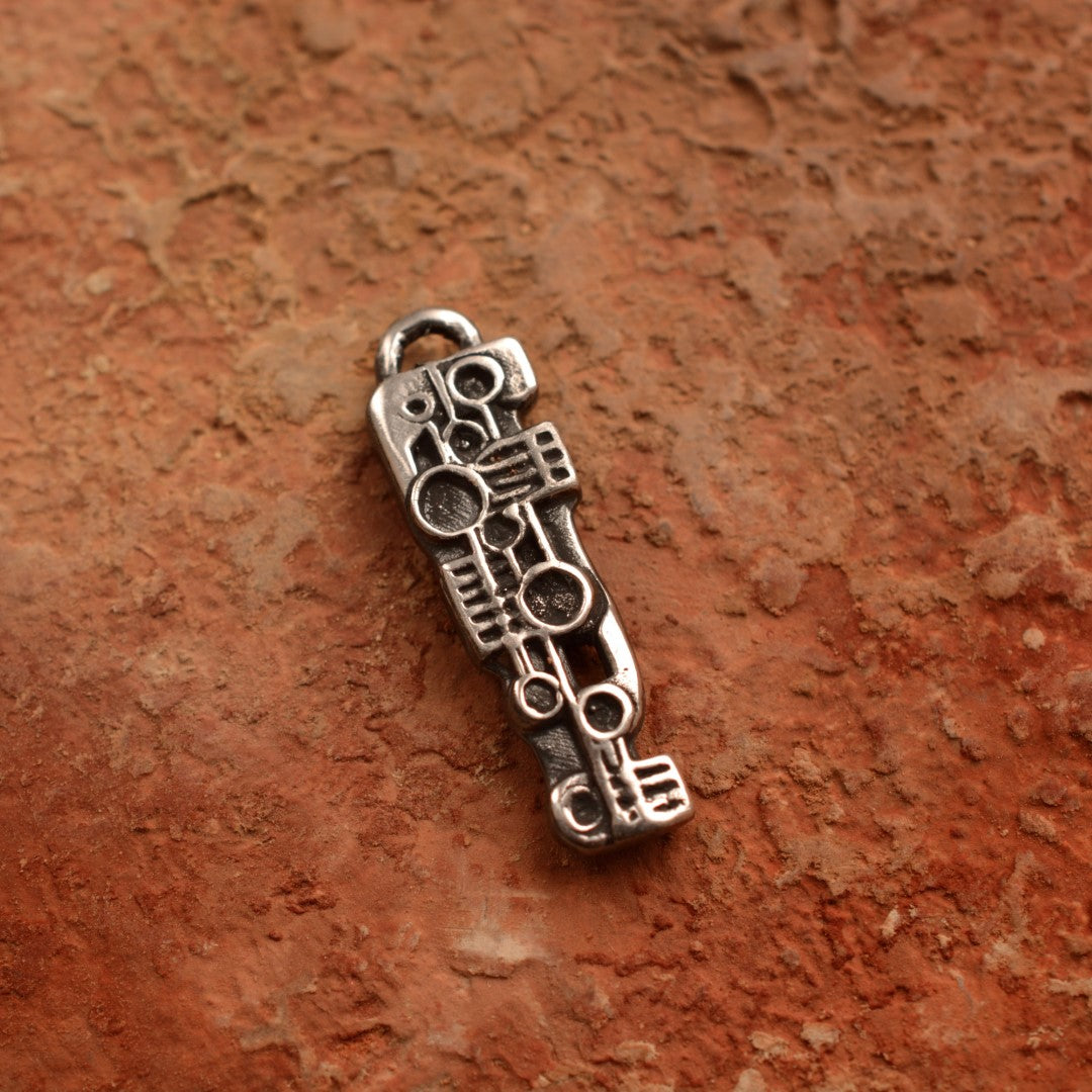 „Puls“ – handgefertigter Anhänger aus 925er Silber, künstlerischer Skulpturenschmuck für Kraft und Rhythmus im Boho- und rustikalen Stil | Art Diva