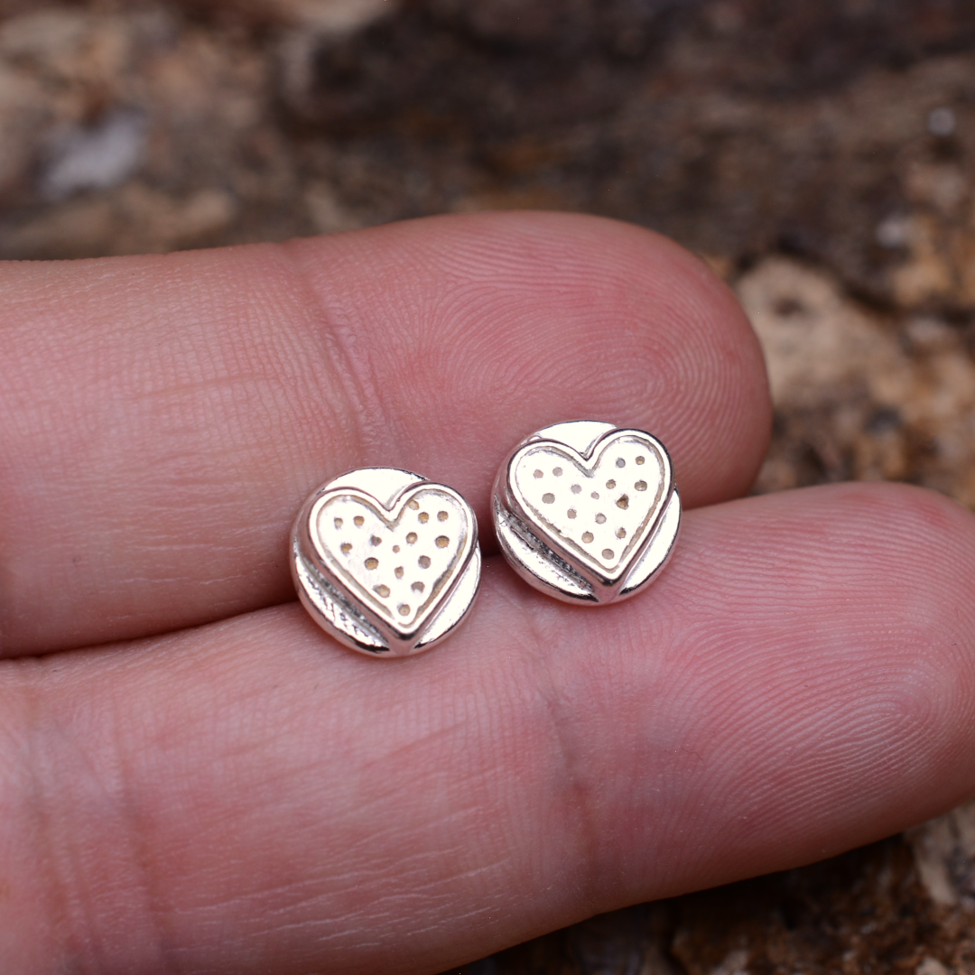 „Herz“-Mini-Ohrstecker aus 925er Silber – romantische Ohrringe | Art Diva