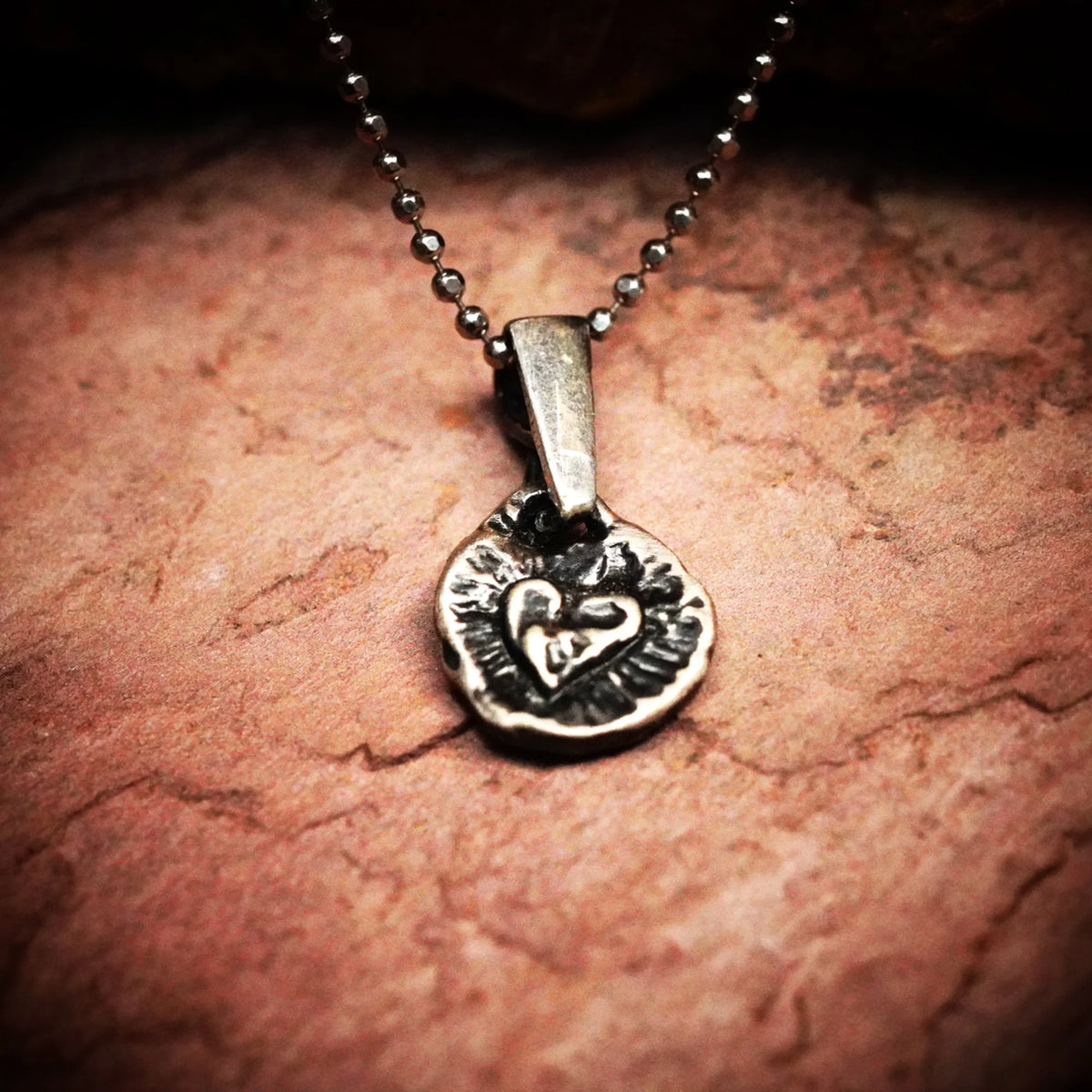 „Herz mit LOVE“-Anhänger aus 925er Silber – doppelseitiger Talisman für Liebe und emotionale Verbundenheit im Boho- und rustikalen Stil | Art Diva