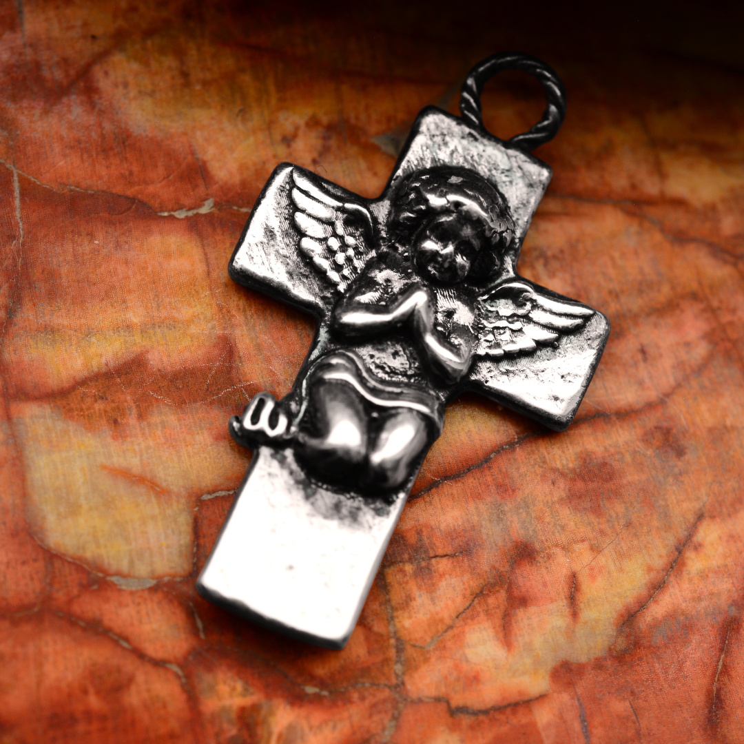 „Engelsgebet“-Anhänger aus 925er Silber – handgefertigter Talisman für Glauben und spirituellen Schutz, Skulpturenschmuck im Boho- und rustikalen Stil | Art Diva