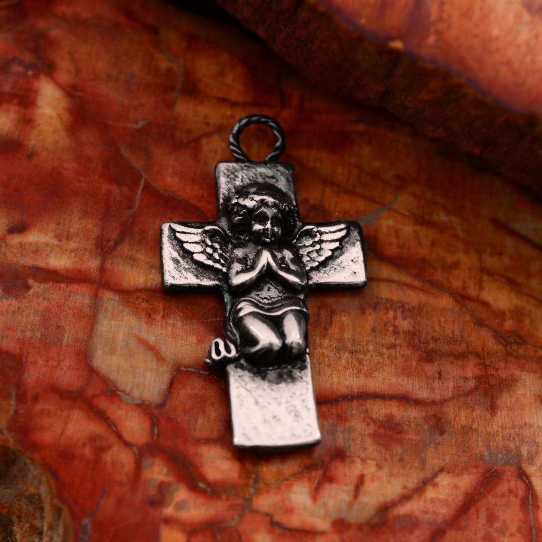 „Engelsgebet“-Anhänger aus 925er Silber – handgefertigter Talisman für Glauben und spirituellen Schutz, Skulpturenschmuck im Boho- und rustikalen Stil | Art Diva