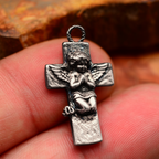 „Engelsgebet“-Anhänger aus 925er Silber – handgefertigter Talisman für Glauben und spirituellen Schutz, Skulpturenschmuck im Boho- und rustikalen Stil | Art Diva