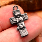 „Engelsgebet“-Anhänger aus 925er Silber – handgefertigter Talisman für Glauben und spirituellen Schutz, Skulpturenschmuck im Boho- und rustikalen Stil | Art Diva