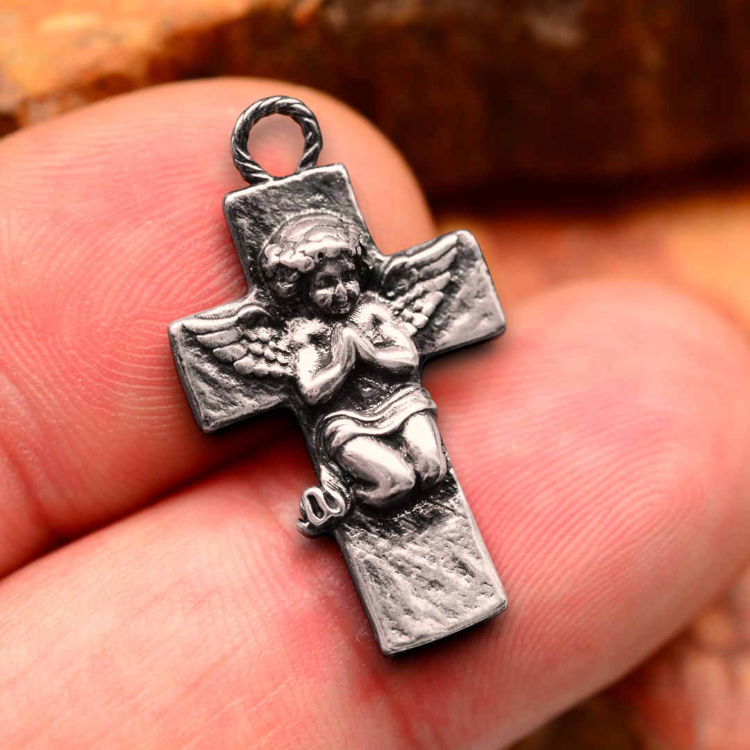 „Engelsgebet“-Anhänger aus 925er Silber – handgefertigter Talisman für Glauben und spirituellen Schutz, Skulpturenschmuck im Boho- und rustikalen Stil | Art Diva