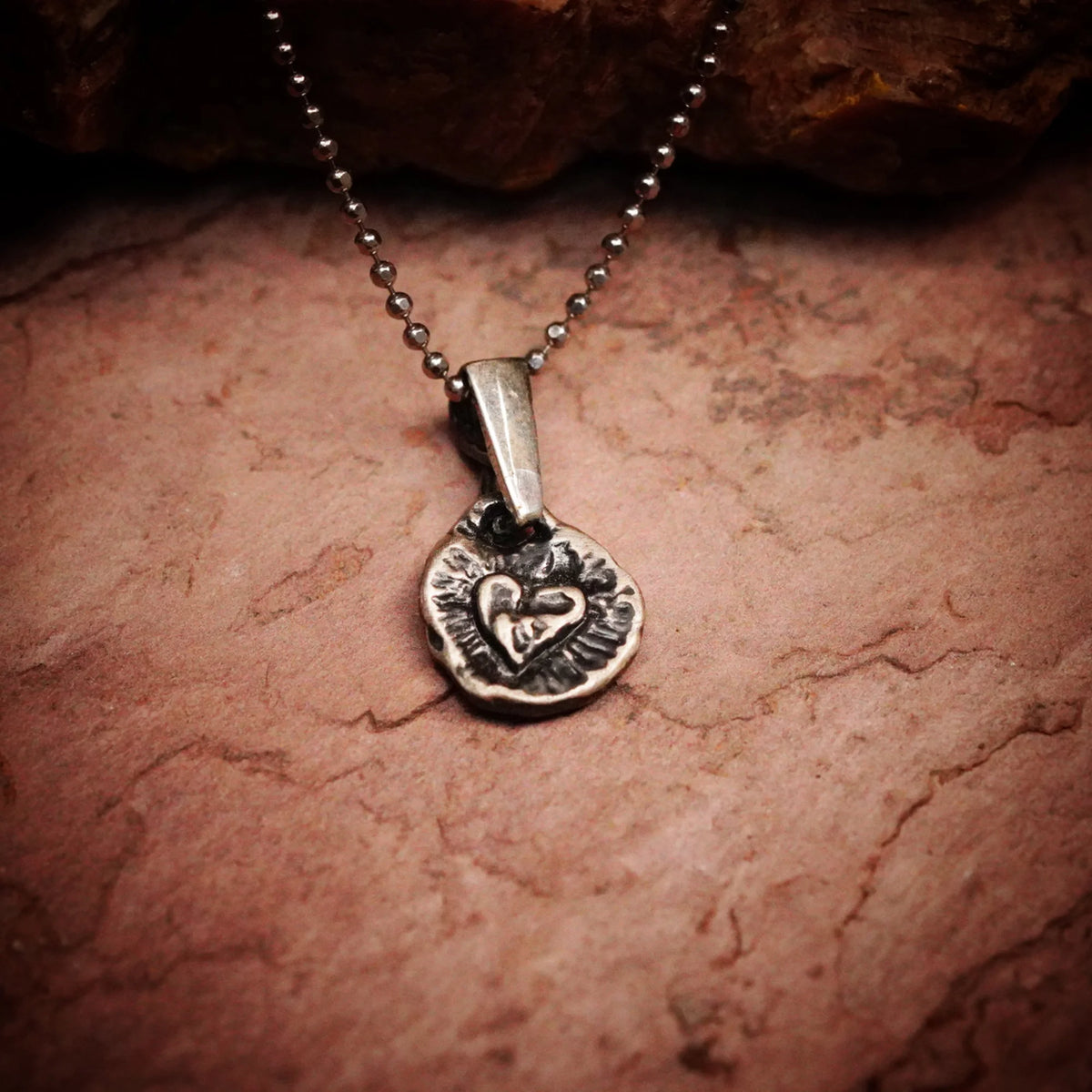 „Herz mit LOVE“-Anhänger aus 925er Silber – doppelseitiger Talisman für Liebe und emotionale Verbundenheit im Boho- und rustikalen Stil | Art Diva