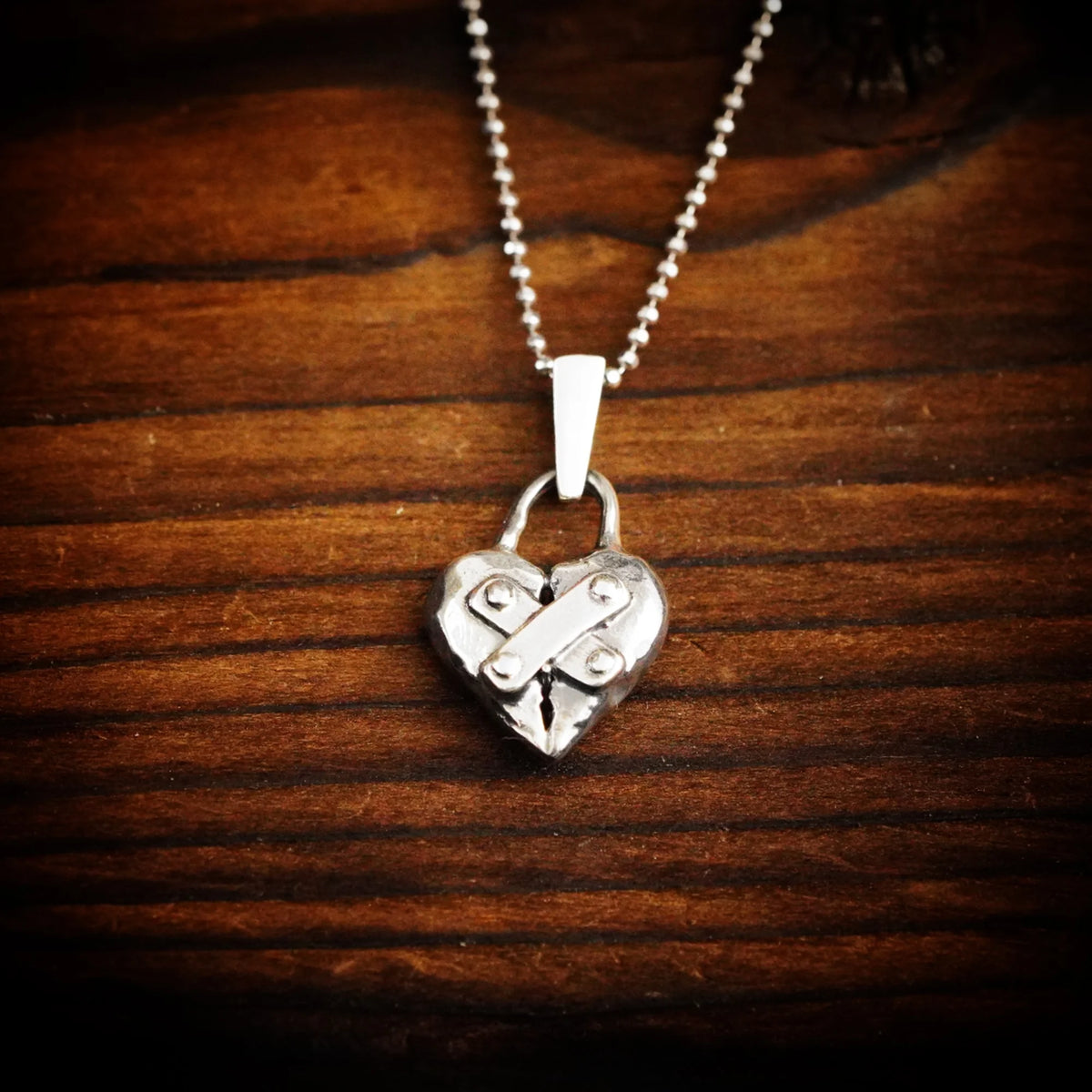 „Restauriertes Herz“-Anhänger aus 925er Silber – Amulett für Hoffnung und Neubeginn, Skulpturenschmuck im Boho- und rustikalen Stil | Art Diva