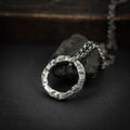 „Kreis“-Anhänger für Herren aus 925er Silber – handgefertigter Talisman für Stärke und Balance, Skulpturenschmuck im Boho- und rustikalen Stil | Art Diva