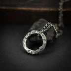 „Kreis“-Anhänger für Herren aus 925er Silber – handgefertigter Talisman für Stärke und Balance, Skulpturenschmuck im Boho- und rustikalen Stil | Art Diva