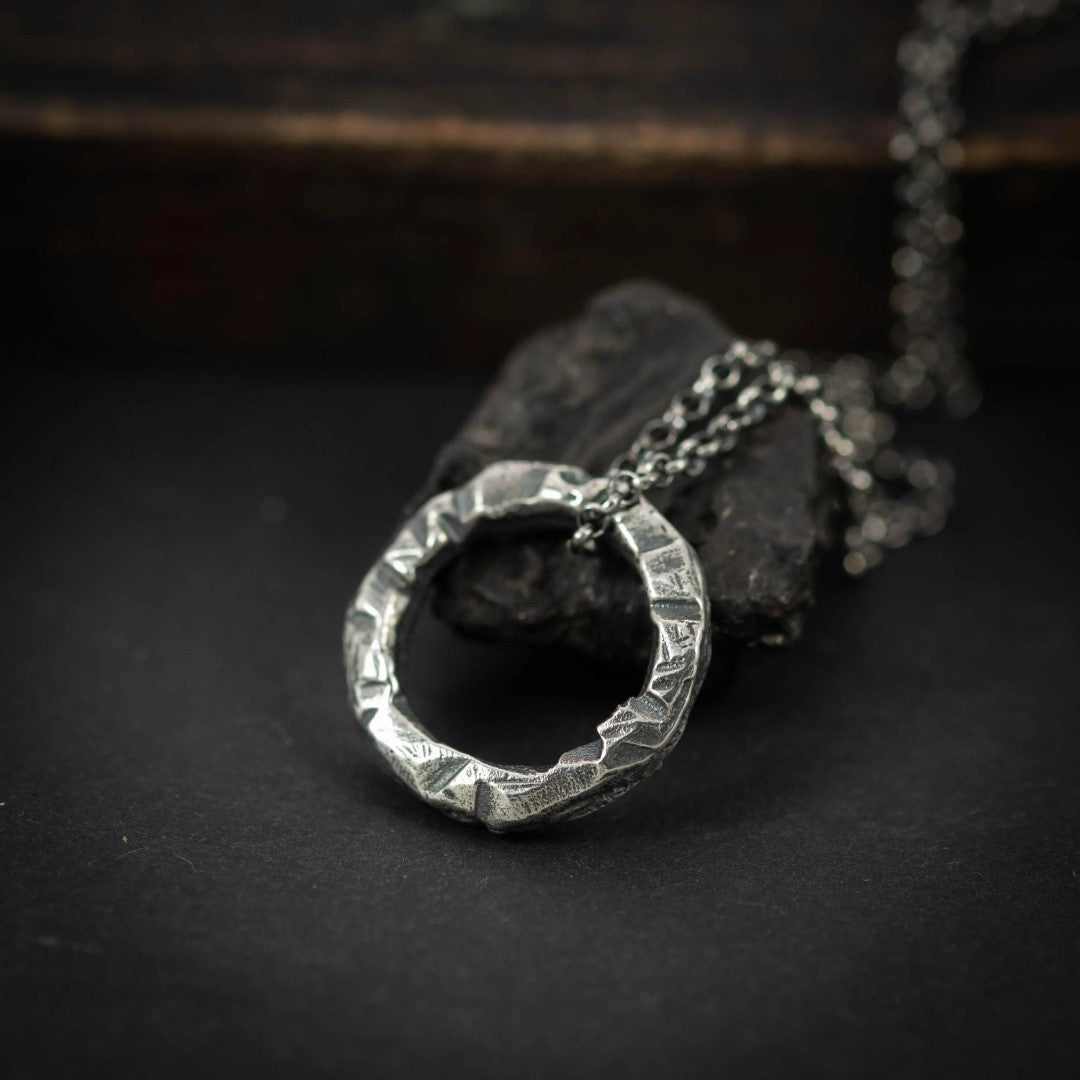 „Kreis“-Anhänger für Herren aus 925er Silber – handgefertigter Talisman für Stärke und Balance, Skulpturenschmuck im Boho- und rustikalen Stil | Art Diva
