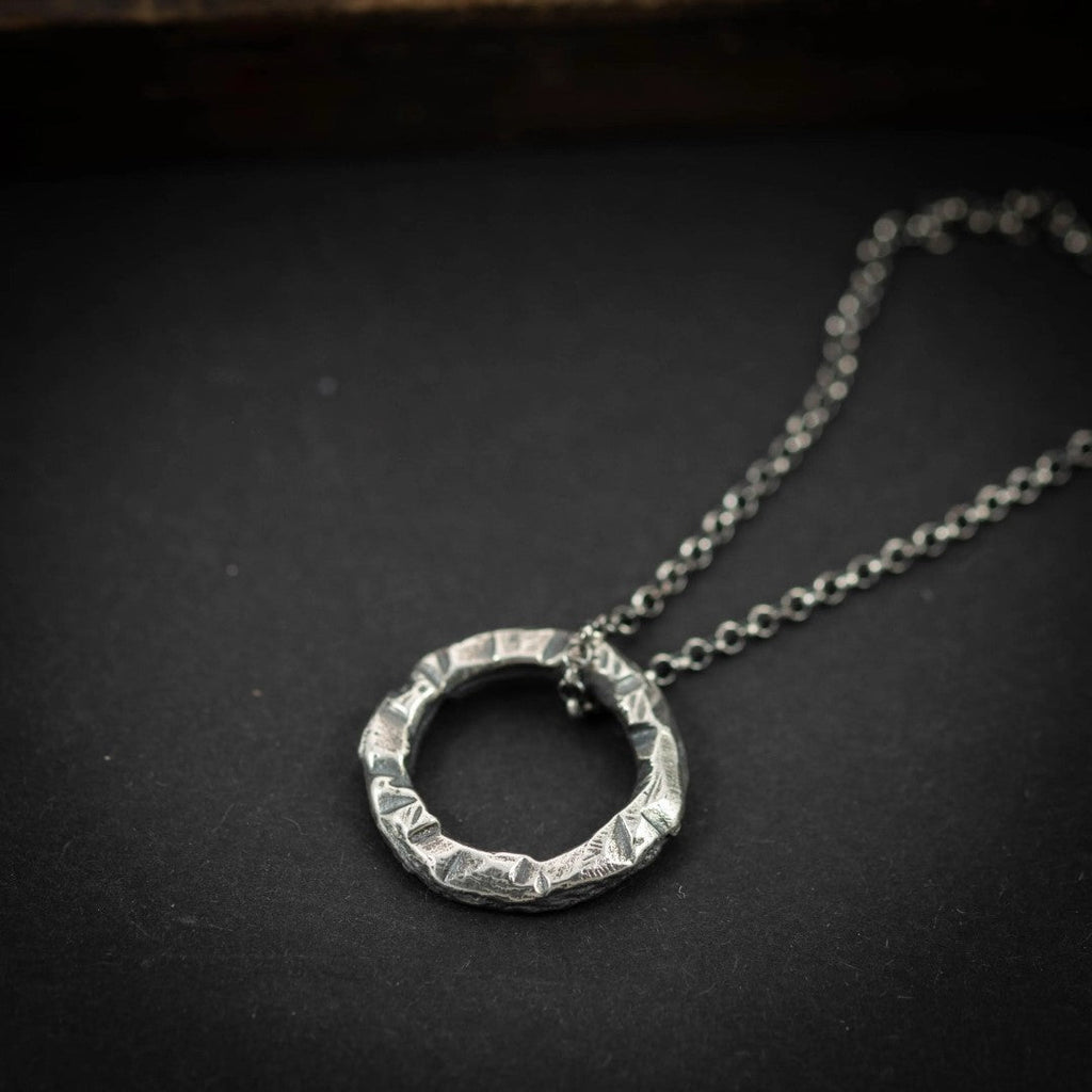 „Kreis“-Anhänger für Herren aus 925er Silber – handgefertigter Talisman für Stärke und Balance, Skulpturenschmuck im Boho- und rustikalen Stil | Art Diva
