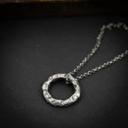 „Kreis“-Anhänger für Herren aus 925er Silber – handgefertigter Talisman für Stärke und Balance, Skulpturenschmuck im Boho- und rustikalen Stil | Art Diva