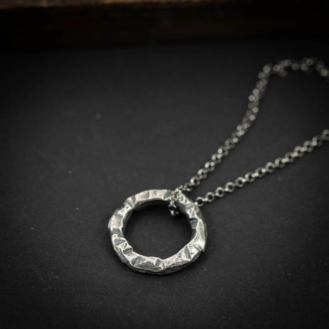 „Kreis“-Anhänger für Herren aus 925er Silber – handgefertigter Talisman für Stärke und Balance, Skulpturenschmuck im Boho- und rustikalen Stil | Art Diva