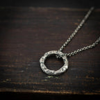 „Kreis“-Anhänger für Herren aus 925er Silber – handgefertigter Talisman für Stärke und Balance, Skulpturenschmuck im Boho- und rustikalen Stil | Art Diva