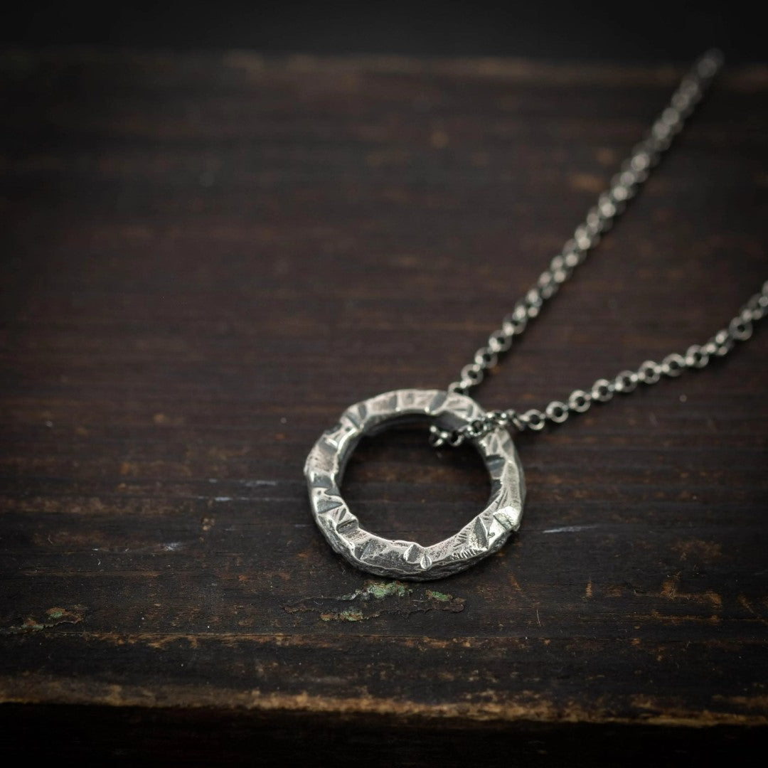 „Kreis“-Anhänger für Herren aus 925er Silber – handgefertigter Talisman für Stärke und Balance, Skulpturenschmuck im Boho- und rustikalen Stil | Art Diva